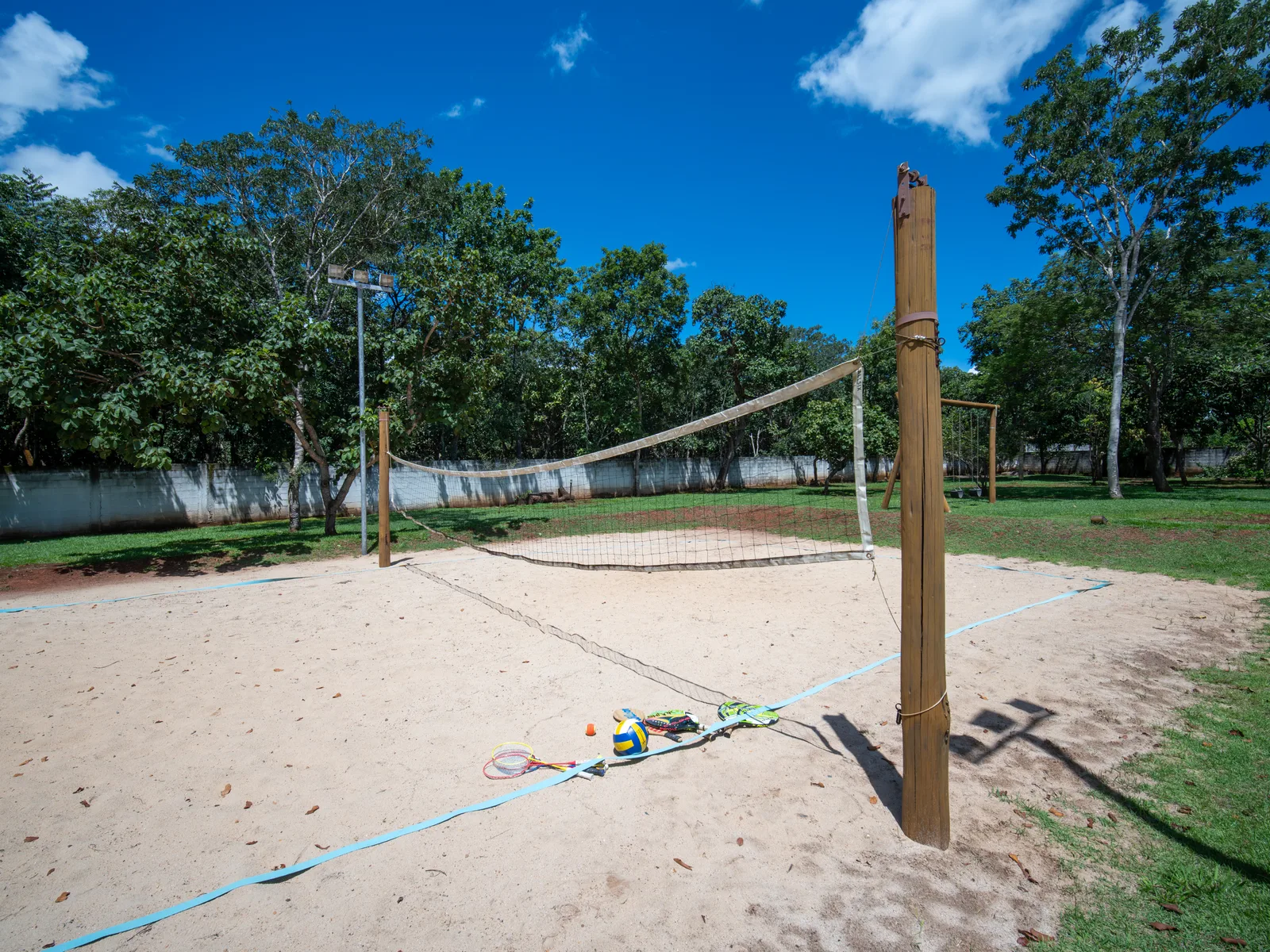 Quadra de areia com rede