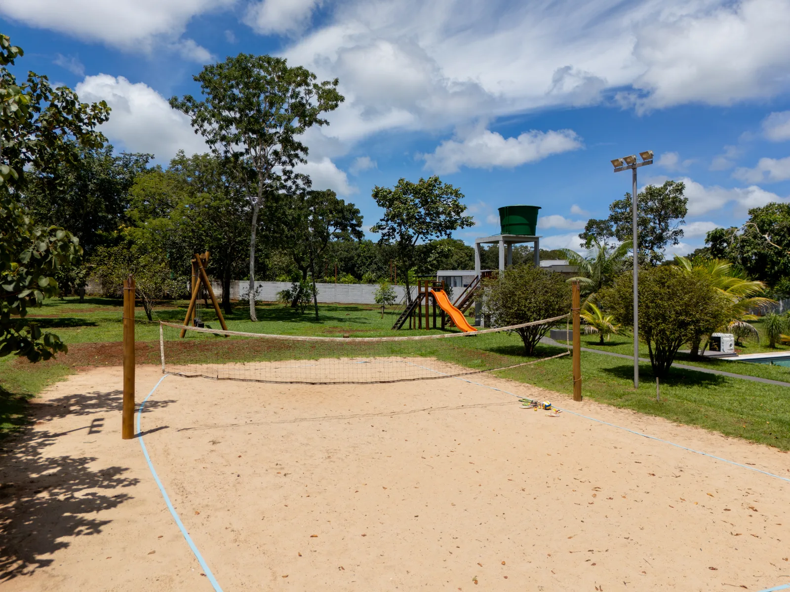 Quadra de areia com playground