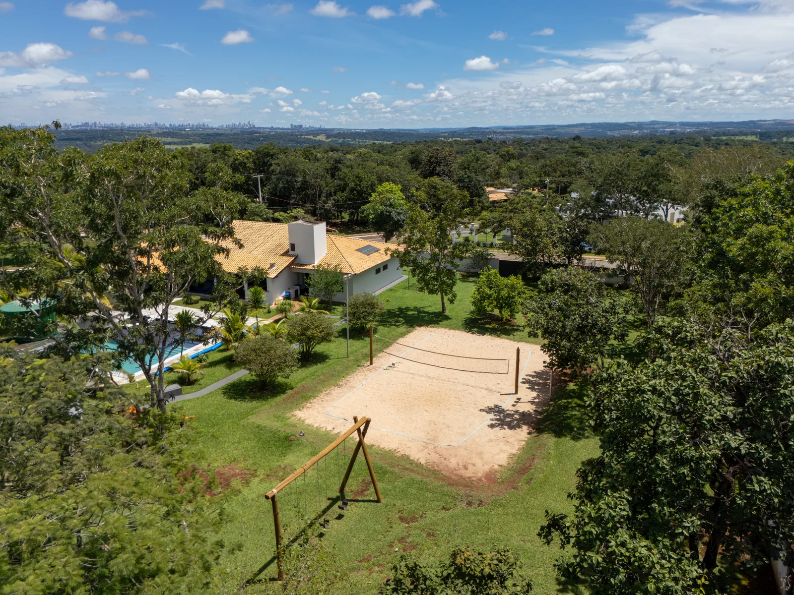 Vista aérea com quadra e Goiânia ao fundo